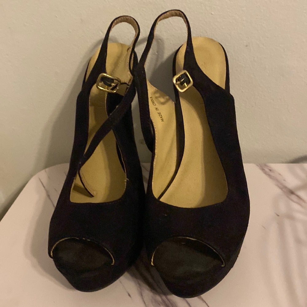 Black straps heel